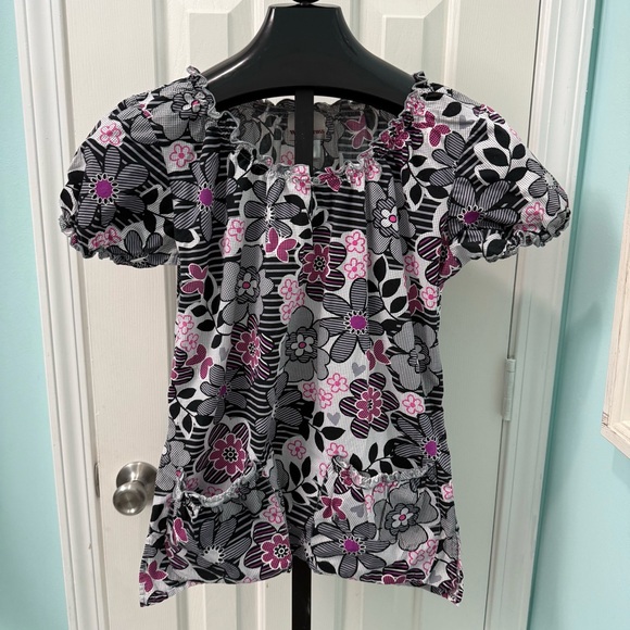 White Cross Women’s Sz XS Black Gray Pink Floral Hearts Two Pocket Scrub Top - Picture 1 of 5